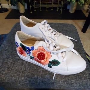Sketchers white embroidered flower sneakers